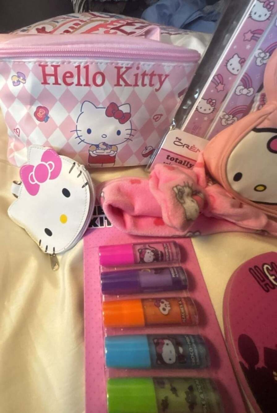 Hello Kitty Makeup Bundle - Picture 2 of 7
